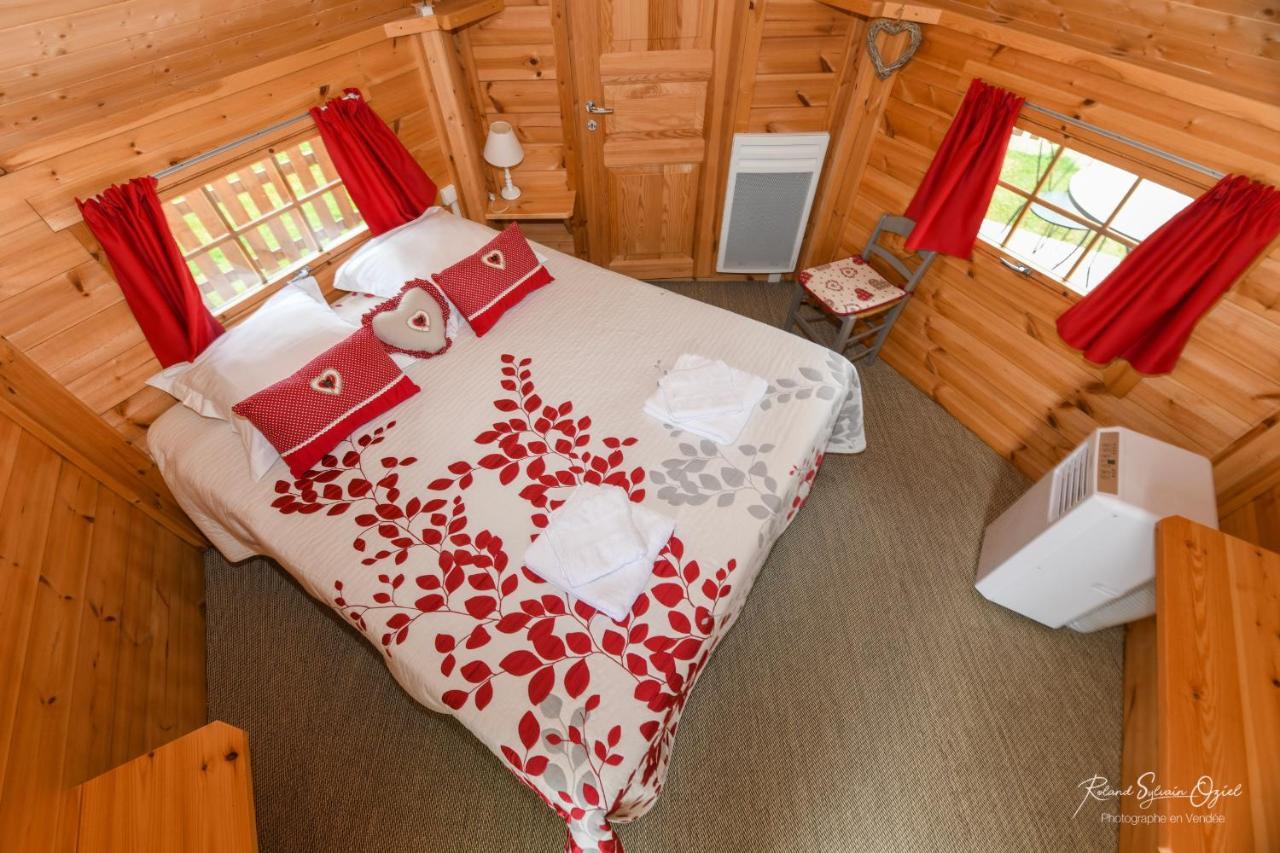 Domaine De La Courillere Bed & Breakfast Le Boupere Bagian luar foto